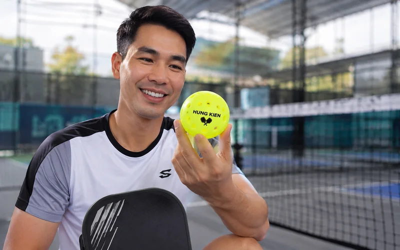 Khách trải nghiệm bóng Pickleball cá nhân hóa mẫu 2