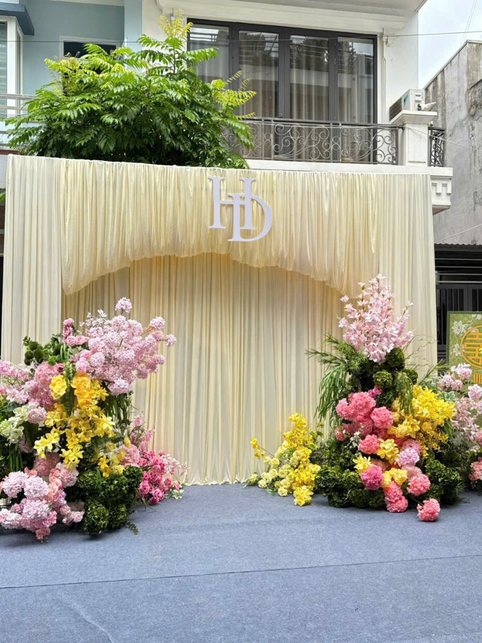 Backdrop cưới hoa hồng vàng