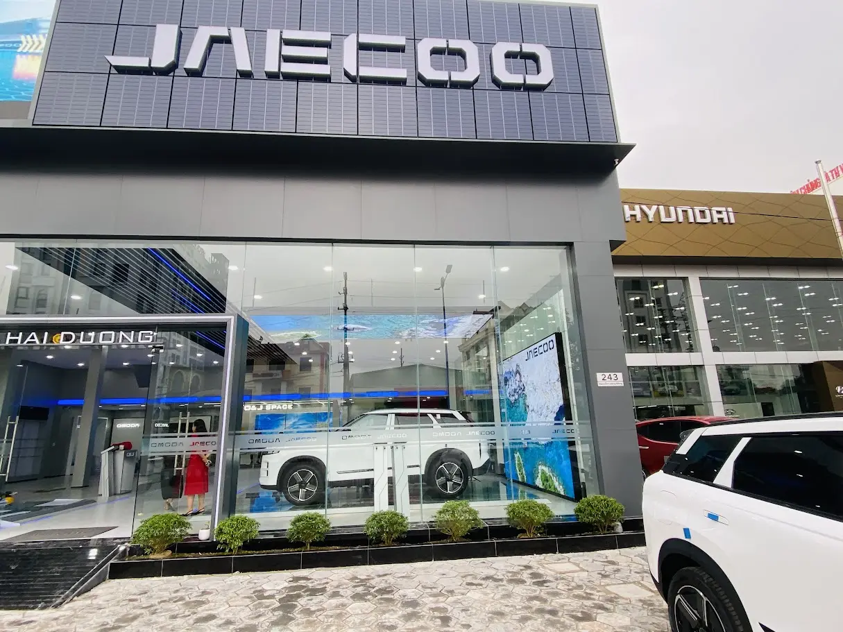 Biển chữ JAECOO và hệ vách kính showroom sau hoàn thiện