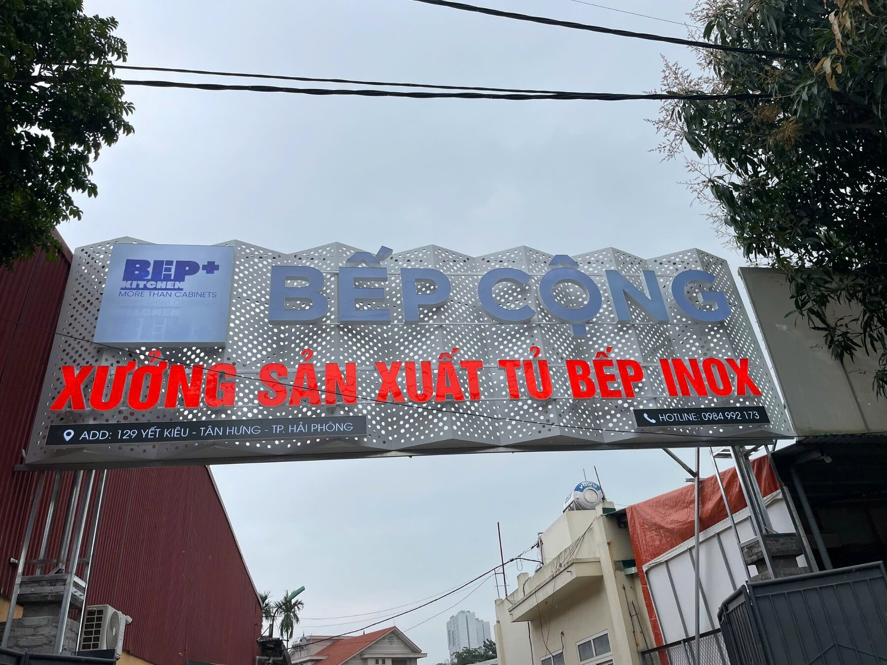 Biển cổng xưởng sản xuất tủ bếp inox Bếp Cộng