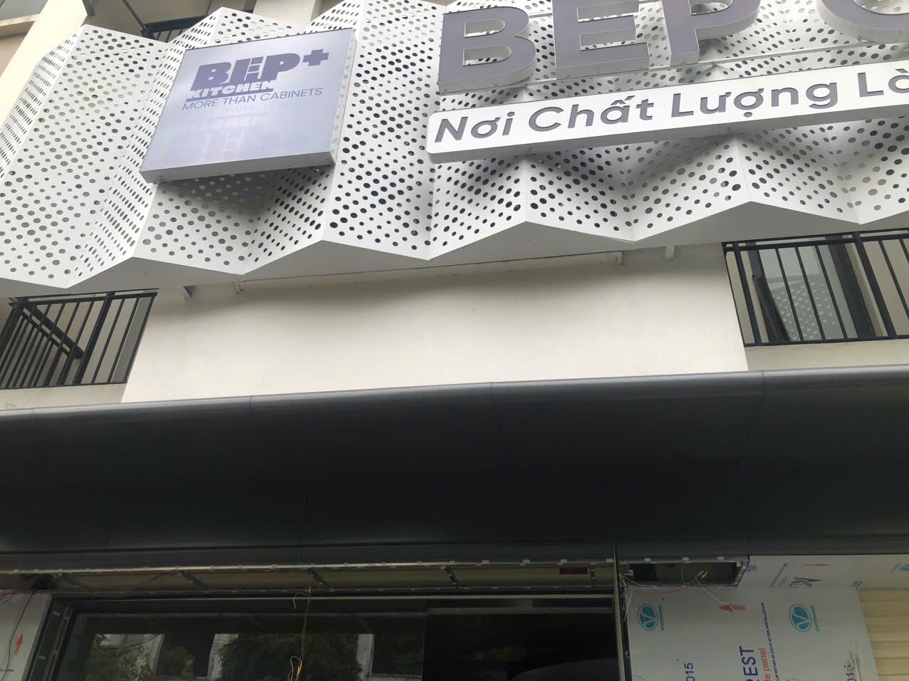 Chi tiết mặt dựng tấm kim loại đục lỗ showroom Bếp Cộng