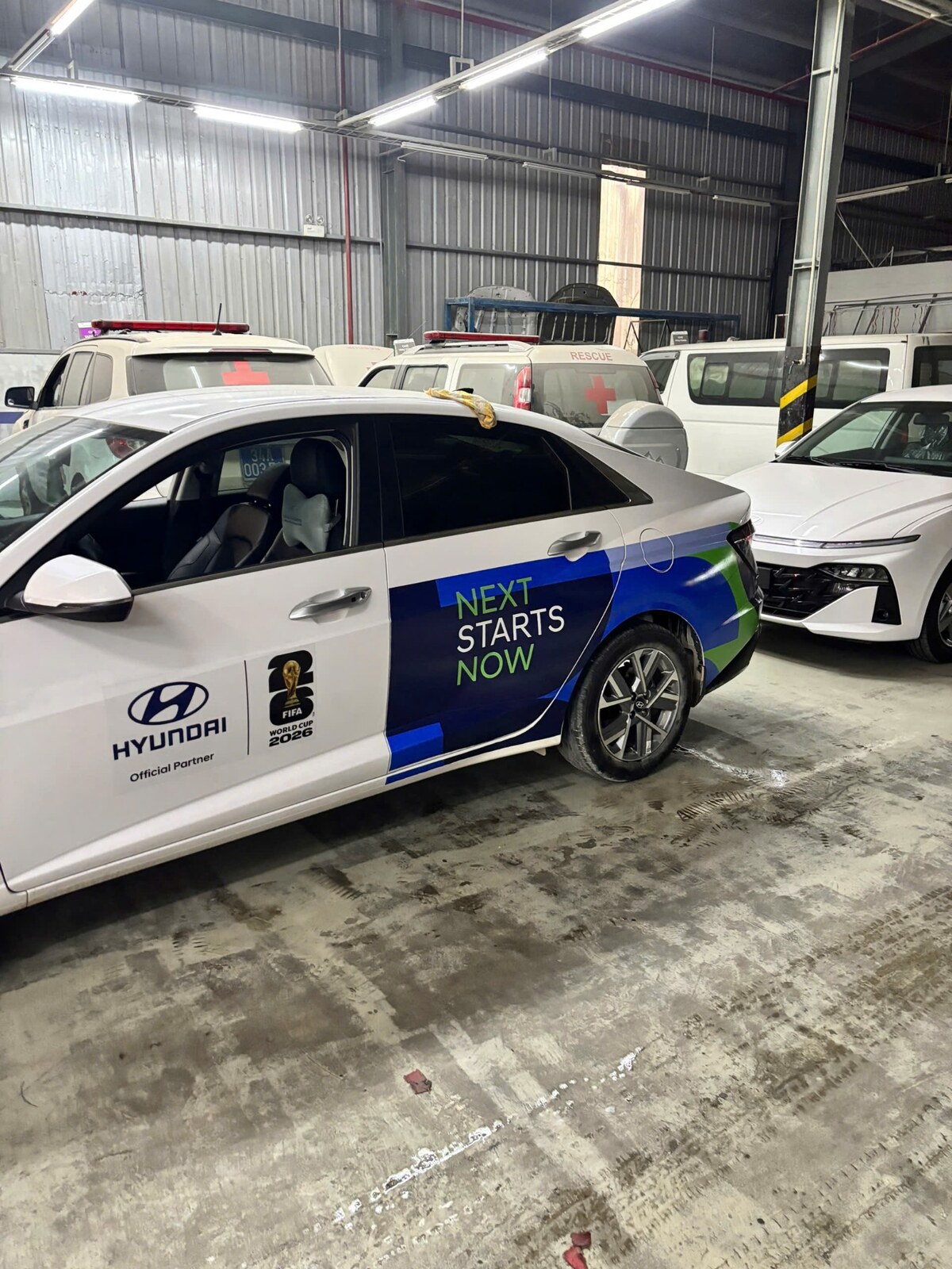Dán decal quảng cáo xe sedan Hyundai