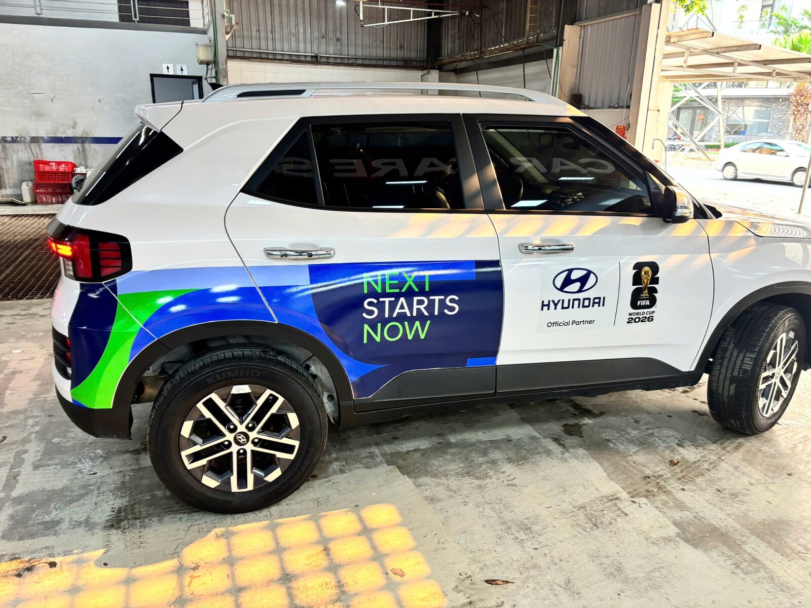 Thi công dán decal quảng cáo xe Hyundai tại Hải Dương