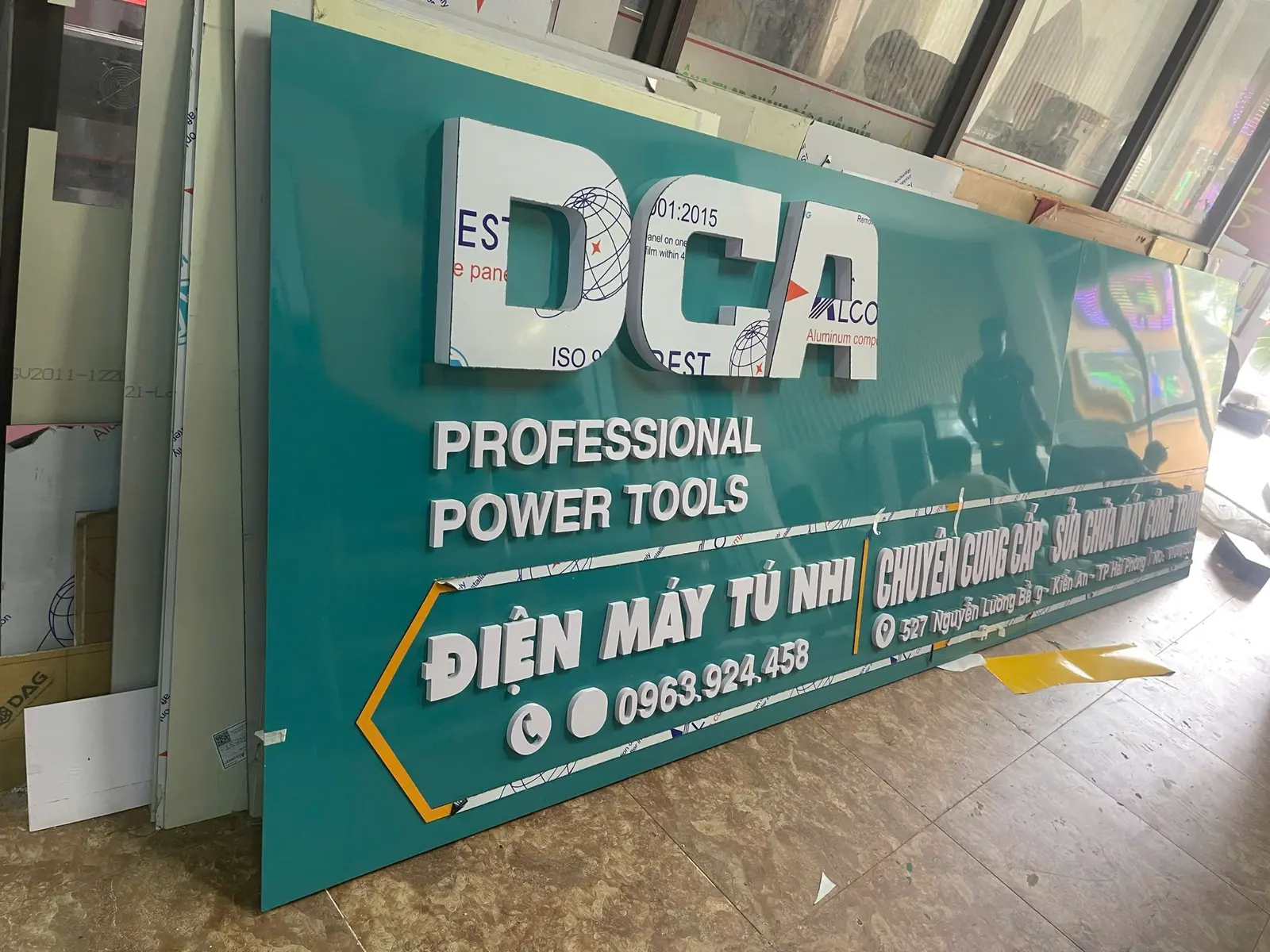 Gia công biển chữ nổi DCA Professional Power Tools tại xưởng HOKI