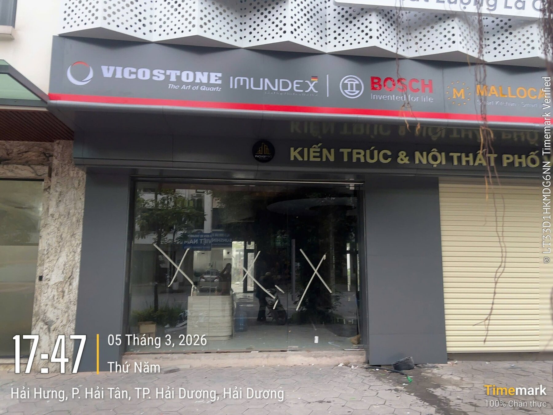 Hệ thống biển thương hiệu phụ kiện nội thất tại showroom Bếp Cộng