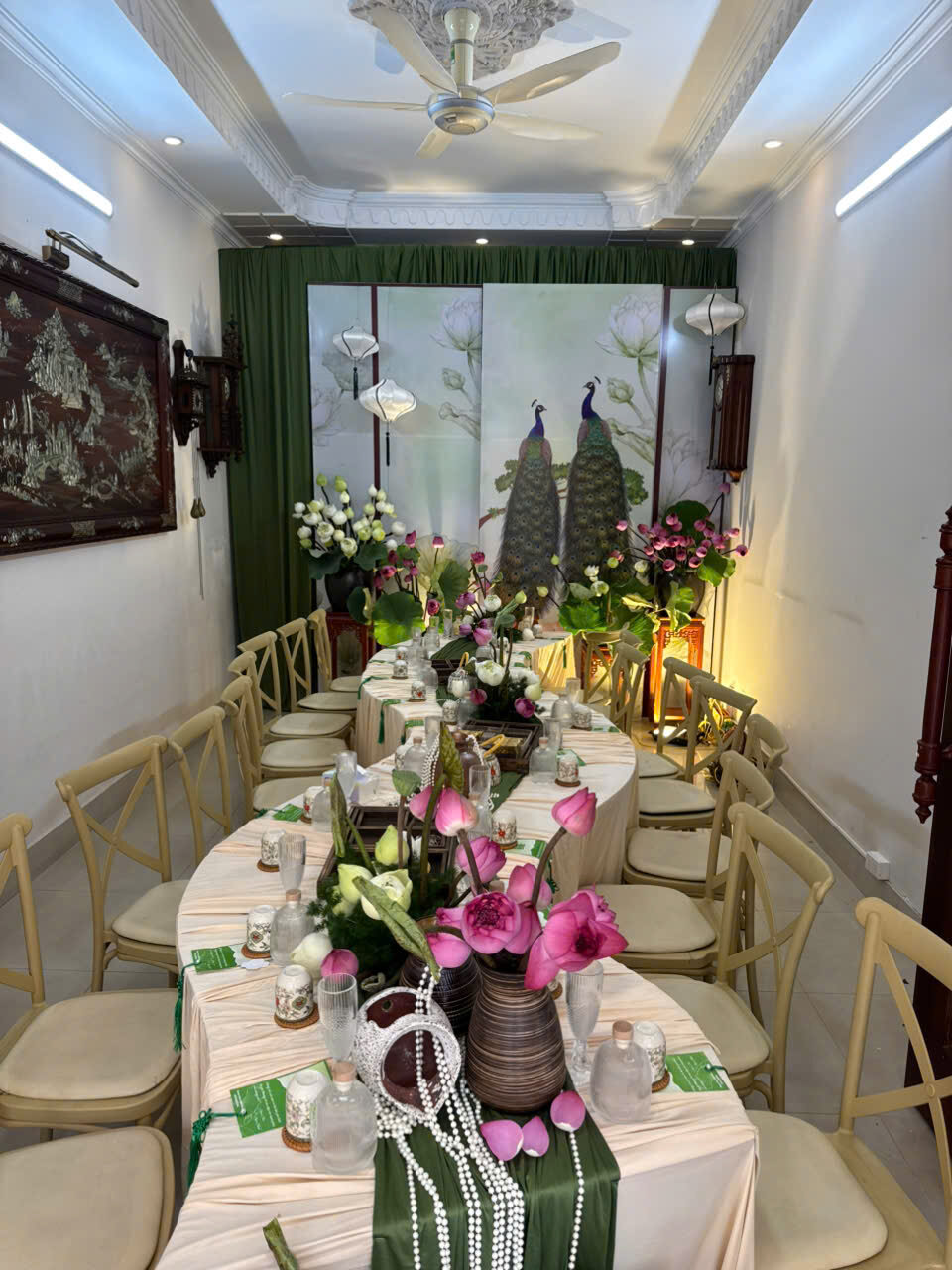 Không gian tiệc dạm ngõ trang trí hoa sen