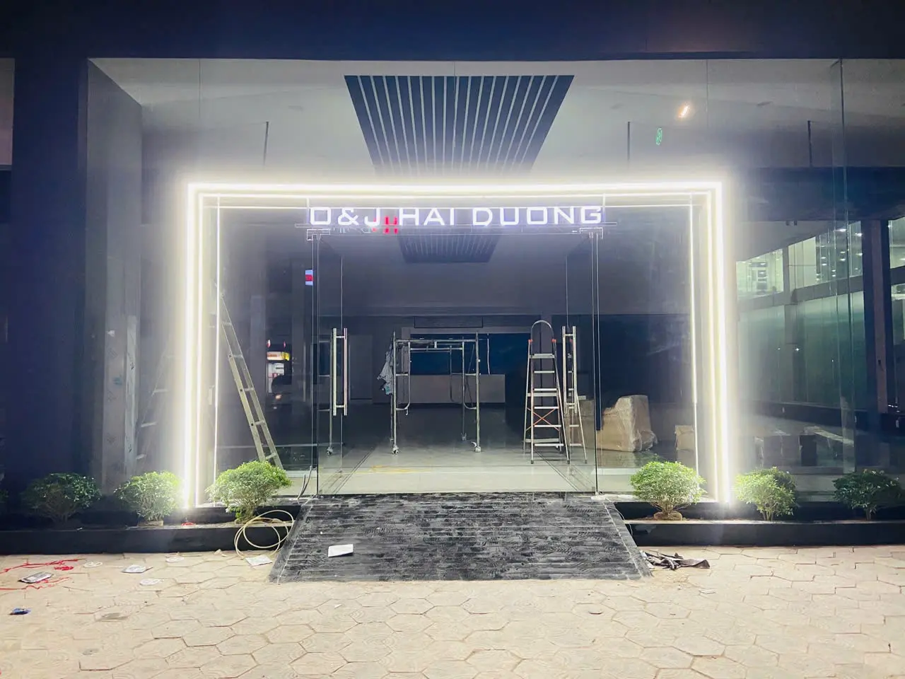 Khung LED lối vào showroom OMODA JAECOO