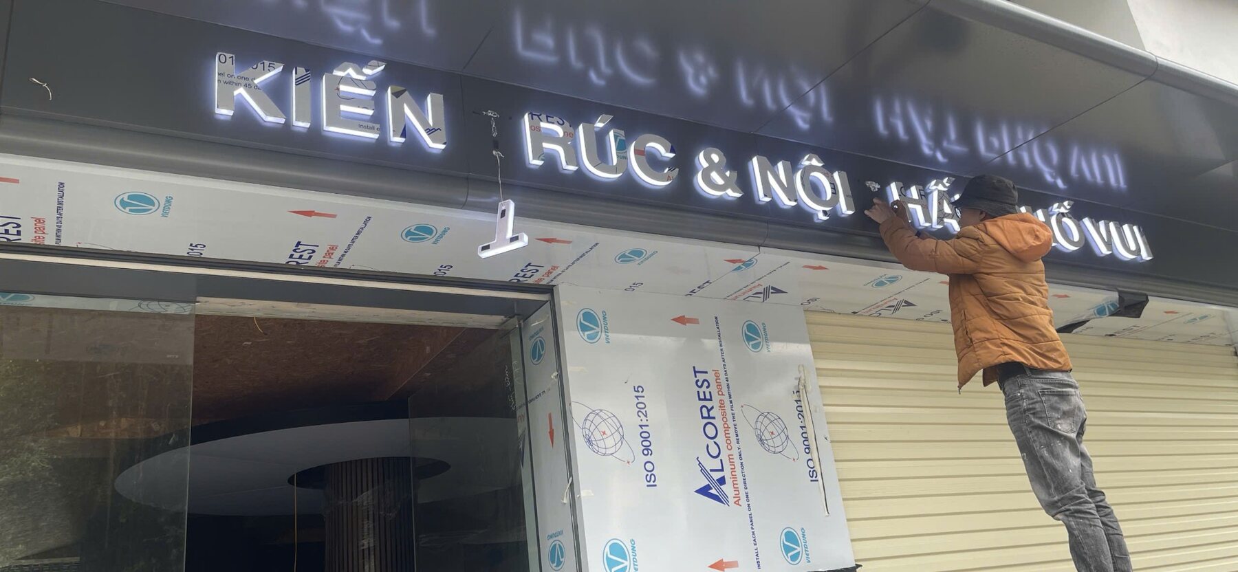 Lắp đặt chữ nổi đèn LED cho showroom Bếp Cộng