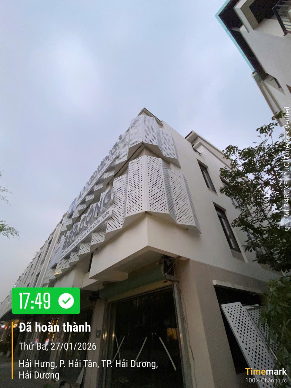 Mặt dựng showroom gỗ An Cường nhìn từ góc nghiêng