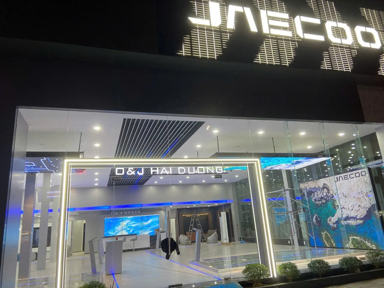 Mặt tiền JAECOO và sảnh showroom ban đêm