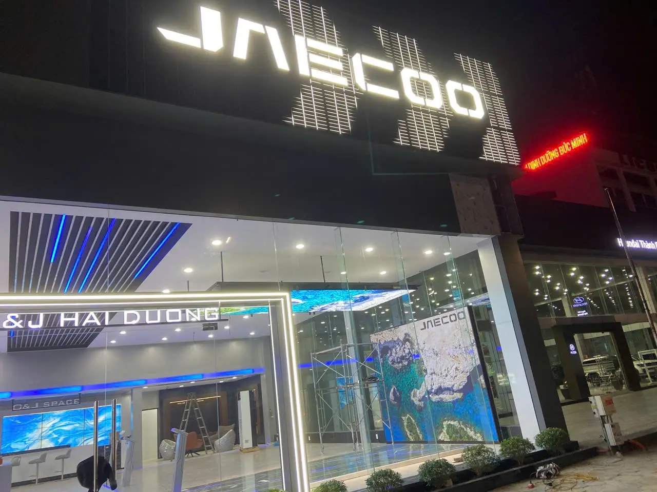 Showroom OMODA JAECOO Hải Dương nổi bật vào ban đêm