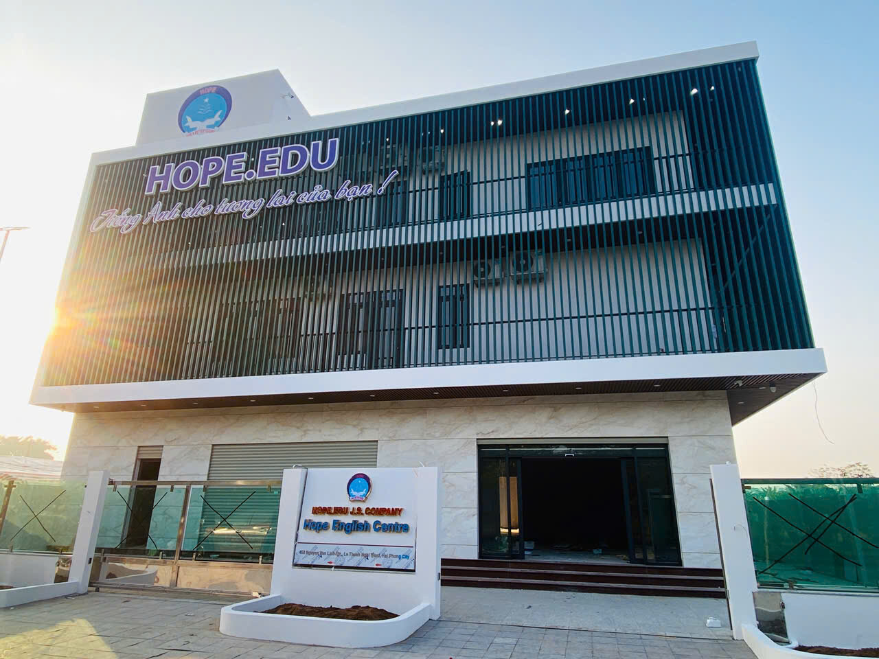 Thi công biển quảng cáo Trung tâm Ngoại ngữ HOPE tại Hải Dương