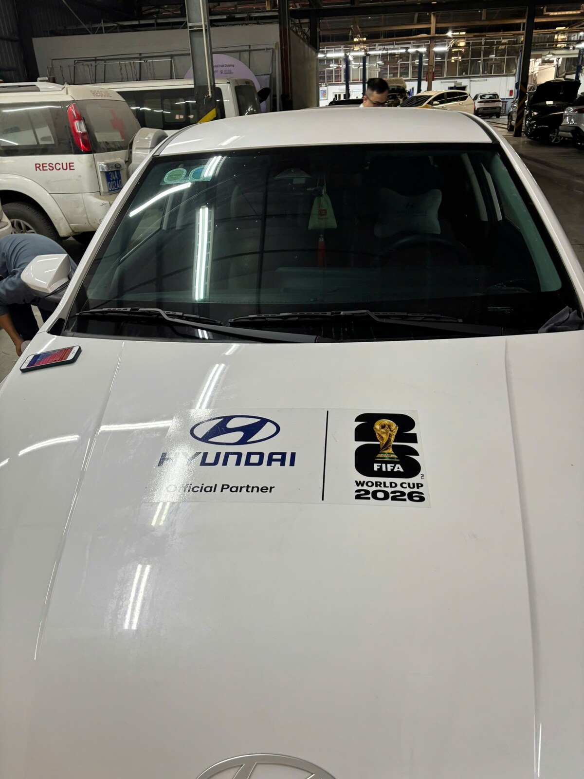 Thi công decal nắp capo xe Hyundai