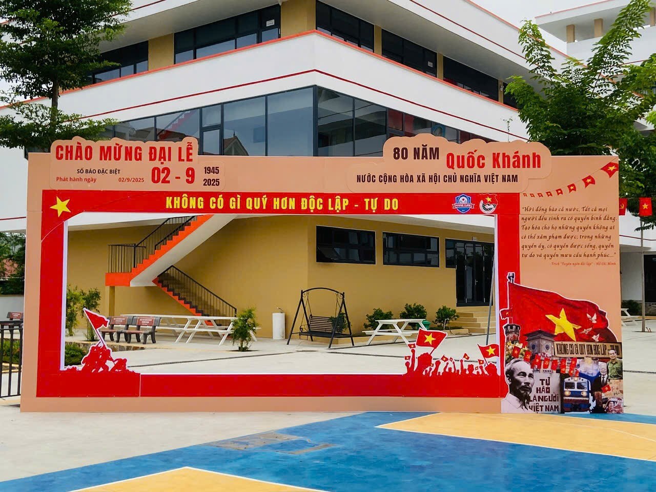 Thi công khung check-in sự kiện trường học