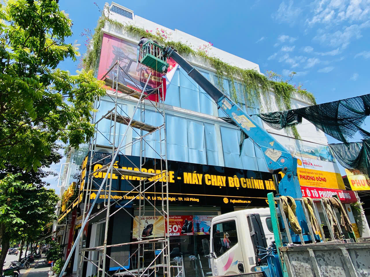 Thi công mặt tiền showroom ghế massage Future Luxury