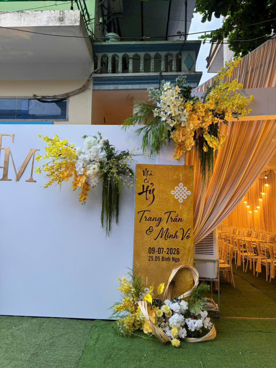 Trang trí cổng cưới hoa vàng trắng