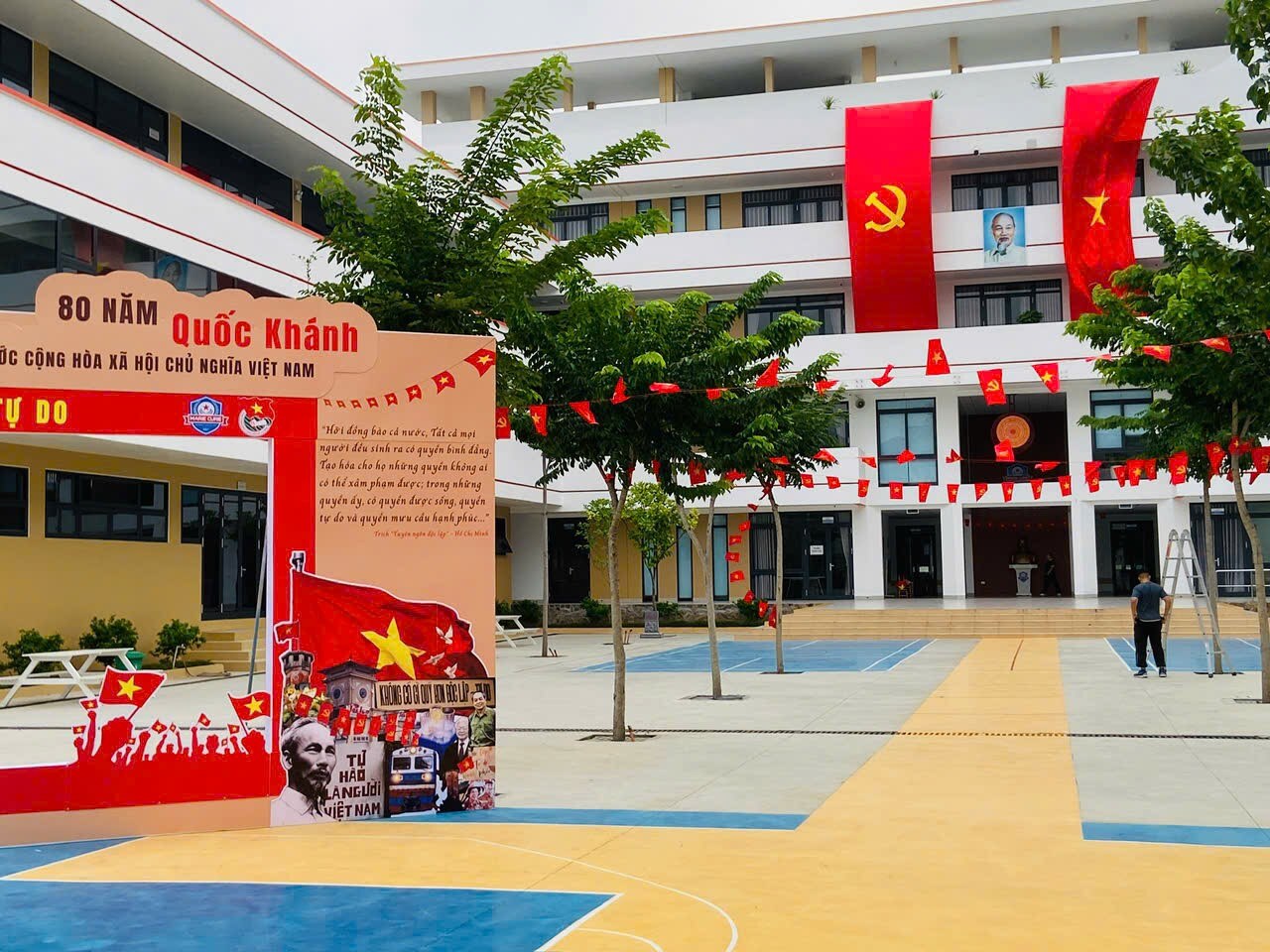 Trang trí khuôn viên trường học theo chủ đề