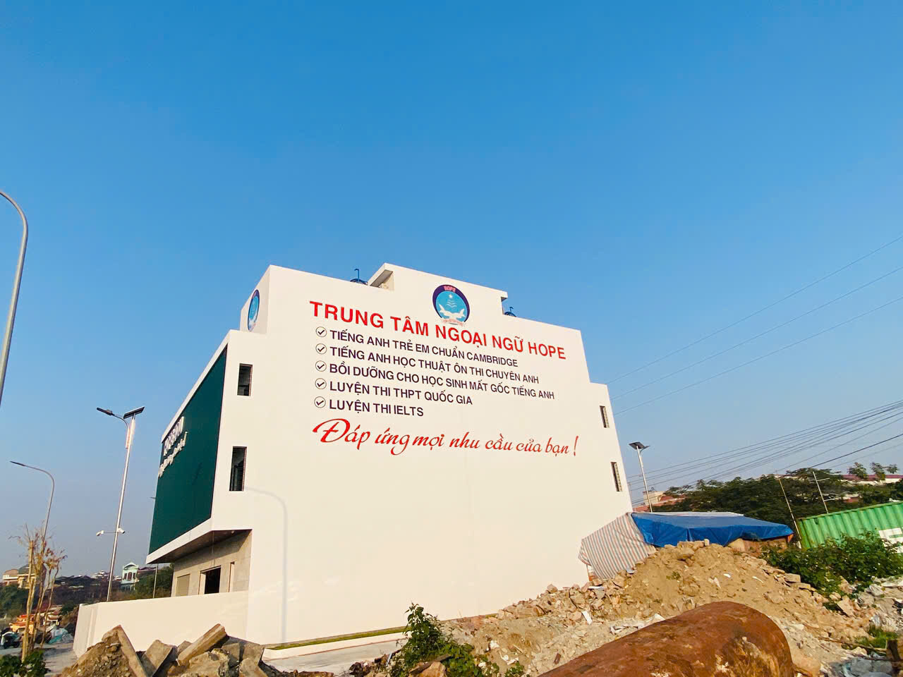Trang trí tường ngoài Trung tâm Ngoại ngữ HOPE